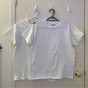 Gildan 2-pack blank white 100% cotton short-sleeve tee in men’s medium